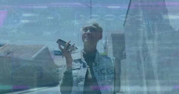 トレーディングボードのアニメーション 野外を歩いている間に携帯電話で話している出産の女性のDnaヘリックス デジタル複合体 複数の露光 技術の概念 — ストック動画