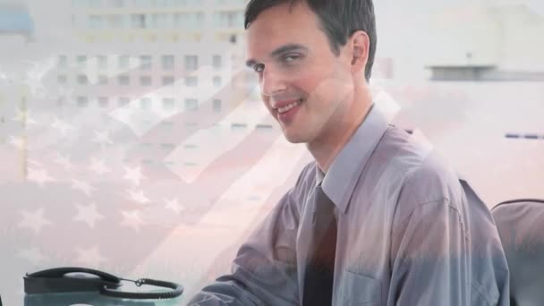 美国国旗在高加索商人身上的动画 全球政治 选举和数字视频接口概念 — 图库视频影像