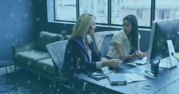 Diverse Businesswomen Using Computer Discussing Desk Office Global Business Finances — Vídeos de Stock