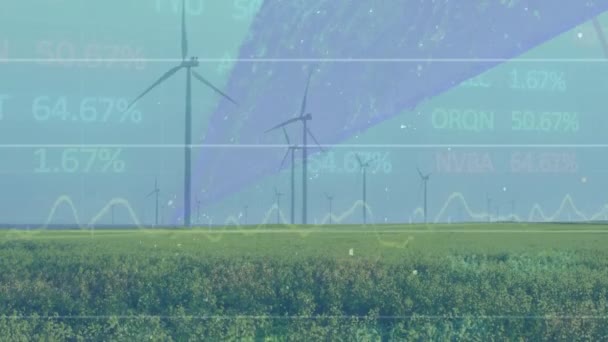 緑のフィールド上の回転風車上のトレーディングボードやグラフのアニメーション デジタル複合材 複数の露光 株式市場 レポート グリーンエネルギー 保全と技術の概念 — ストック動画