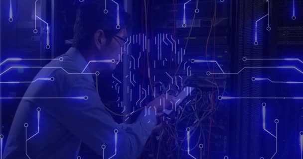 Анимирование Компьютерной Платы Цифрового Мозга Над Человеком Серверной Комнате Глобальные — стоковое видео