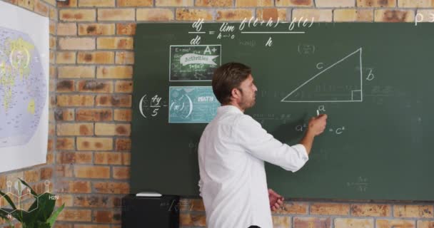 白人男性教師に対する数学的方程式のアニメーション グローバル教育 デジタルインターフェースの概念デジタルで生成されたビデオ — ストック動画