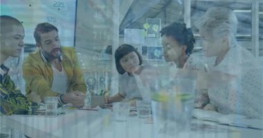 Ofiste toplanan çeşitli iş adamlarının finansal veri işleme animasyonları. Küresel iş, finans ve dijital arayüz kavramı dijital olarak oluşturulmuş video.