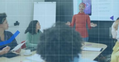 Ofiste toplanan çeşitli iş adamlarının finansal veri işleme animasyonları. Küresel iş, finans ve dijital arayüz kavramı dijital olarak oluşturulmuş video.