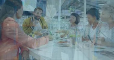 Ofiste toplanan çeşitli iş adamlarının finansal veri işleme animasyonları. Küresel iş, finans ve dijital arayüz kavramı dijital olarak oluşturulmuş video.