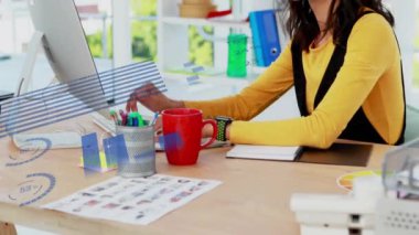 Kafkasyalı iş kadınıyla ilgili finansal veri işleme animasyonu. Küresel iş, finans, bilgisayar ve veri işleme kavramı dijital olarak oluşturulmuş video.