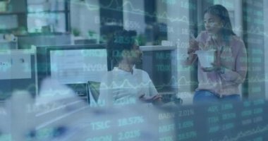 Ofiste çalışan çeşitli iş adamları üzerinde finansal veri işleme animasyonu. Küresel iş, finans, bilgisayar ve veri işleme kavramı dijital olarak oluşturulmuş video.