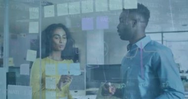 Ofisteki çeşitli iş adamları üzerinde finansal veri işleme animasyonu. Küresel iş, finans, bilgisayar ve veri işleme kavramı dijital olarak oluşturulmuş video.