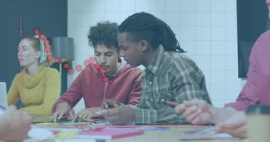 Ofisteki çeşitli iş adamları üzerinde finansal veri işleme animasyonu. Küresel iş, finans, bilgisayar ve veri işleme kavramı dijital olarak oluşturulmuş video.