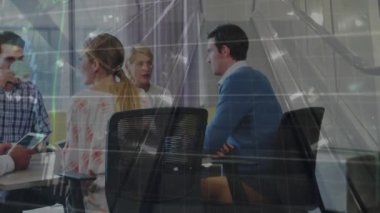 Ofisteki çeşitli iş adamları üzerinde finansal veri işleme animasyonu. Küresel iş, finans, bilgisayar ve veri işleme kavramı dijital olarak oluşturulmuş video.