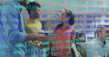 Ofiste toplanan çeşitli iş adamlarının finansal veri işleme animasyonları. Küresel iş, finans ve dijital arayüz kavramı dijital olarak oluşturulmuş video.