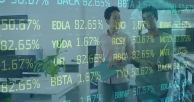 Ofisteki çeşitli iş adamları üzerinde finansal veri işleme animasyonu. Küresel iş, finans, bilgisayar ve veri işleme kavramı dijital olarak oluşturulmuş video.