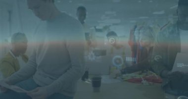 Ofiste toplanan çeşitli iş adamlarının veri işleme animasyonları. Küresel iş, finans ve dijital arayüz kavramı dijital olarak oluşturulmuş video.