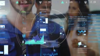 Ofisteki çeşitli iş adamları üzerinde finansal veri işleme animasyonu. Küresel iş, finans, bilgisayar ve veri işleme kavramı dijital olarak oluşturulmuş video.