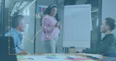 Ofiste toplanan çeşitli iş adamlarının finansal veri işleme animasyonları. Küresel iş, finans ve dijital arayüz kavramı dijital olarak oluşturulmuş video.