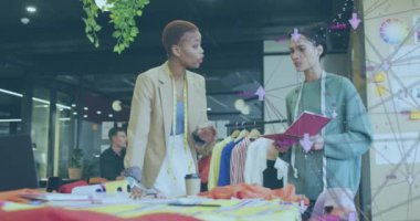 Ofisteki çeşitli iş adamları üzerinde veri işleme animasyonu. Küresel iş ve dijital arayüz kavramı dijital olarak oluşturulmuş video.