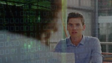 Ofisteki çeşitli iş adamları üzerinde veri işleme animasyonu. Küresel iş ve dijital arayüz kavramı dijital olarak oluşturulmuş video.