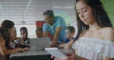 Dizüstü bilgisayar kullanarak çeşitli öğrencilerin veri işleme animasyonları. Küresel eğitim ve dijital arayüz kavramı dijital olarak oluşturulmuş video.