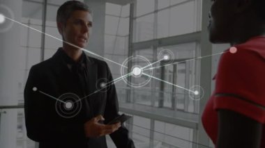 Ofisteki çeşitli iş adamları üzerinde bağlantı ve veri işleme animasyonları. Küresel iş, finans, bilgisayar ve veri işleme kavramı dijital olarak oluşturulmuş video.