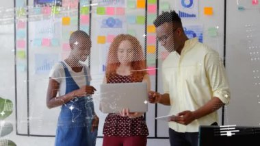 Ofisteki çeşitli iş adamları üzerinde veri işleme animasyonu. Küresel iş ve dijital arayüz kavramı, dijital olarak oluşturulmuş video.