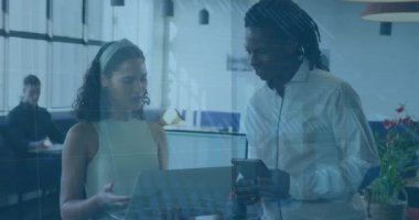 Ofisteki çeşitli iş adamları üzerinde finansal veri işleme animasyonu. Küresel iş, finans, bilgisayar ve veri işleme kavramı dijital olarak oluşturulmuş video.