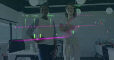 Ofisteki çeşitli iş adamları üzerinde finansal veri işleme animasyonu. Küresel iş, finans, bilgisayar ve veri işleme kavramı dijital olarak oluşturulmuş video.