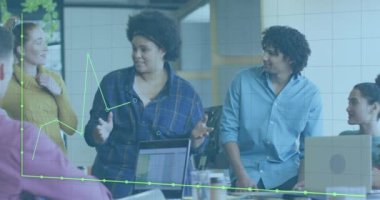 Ofiste toplanan çeşitli iş adamlarının finansal veri işleme animasyonları. Küresel iş, finans ve dijital arayüz kavramı dijital olarak oluşturulmuş video.