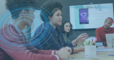 Ofisteki çeşitli iş adamları üzerinde veri işleme animasyonu. Küresel iş ve dijital arayüz kavramı dijital olarak oluşturulmuş video.