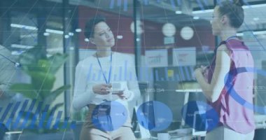 Ofisteki çeşitli iş adamları üzerinde finansal veri işleme animasyonu. Küresel iş, finans, bilgisayar ve veri işleme kavramı dijital olarak oluşturulmuş video.