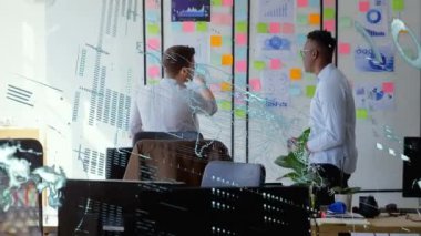 Ofisteki çeşitli iş adamları üzerinde veri işleme animasyonu. Küresel iş ve dijital arayüz kavramı, dijital olarak oluşturulmuş video.