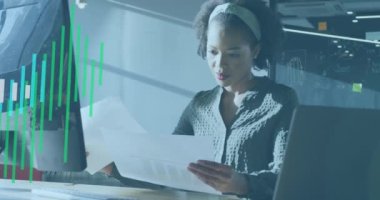 Ofiste çalışan Afrikalı Amerikalı iş kadınının finansal veri işleme animasyonu. Küresel iş, finans ve dijital arayüz kavramı dijital olarak oluşturulmuş video.