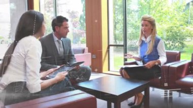 Ofisteki çeşitli iş adamları üzerinde finansal veri işleme animasyonu. Küresel iş, finans, bilgisayar ve veri işleme kavramı dijital olarak oluşturulmuş video.