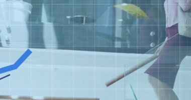 Akıllı telefon kullanan Afro-Amerikan iş kadınının veri işleme animasyonu. Küresel iş ve dijital arayüz kavramı dijital olarak oluşturulmuş video.