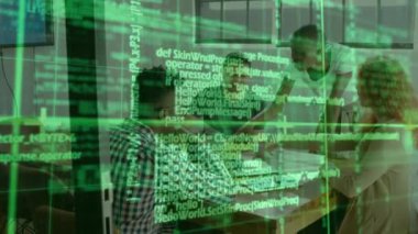 Ofisteki çeşitli iş adamları üzerinde veri işleme animasyonu. Küresel iş, finans, bilgisayar ve veri işleme kavramı dijital olarak oluşturulmuş video.