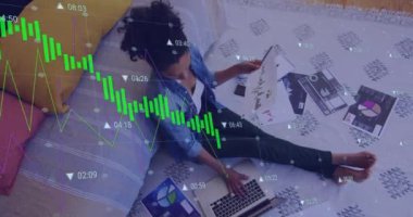 Ofisteki iki ırklı iş kadınıyla ilgili finansal veri işleme animasyonu. Küresel iş, finans, bilgisayar ve veri işleme kavramı dijital olarak oluşturulmuş video.