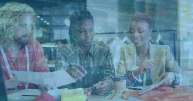 Ofisteki çeşitli iş adamları üzerinde finansal veri işleme animasyonu. Küresel iş, finans, bilgisayar ve veri işleme kavramı dijital olarak oluşturulmuş video.