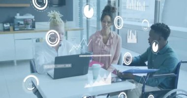 Ofisteki çeşitli iş adamları üzerinde veri işleme animasyonu. Küresel iş ve dijital arayüz kavramı dijital olarak oluşturulmuş video.