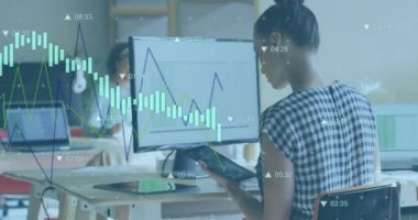 Ofiste çalışan çeşitli iş adamları üzerinde finansal veri işleme animasyonu. Küresel iş, finans ve dijital arayüz kavramı dijital olarak oluşturulmuş video.