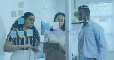 Ofisteki çeşitli iş adamları üzerinde finansal veri işleme animasyonu. Küresel iş, finans, bilgisayar ve veri işleme kavramı dijital olarak oluşturulmuş video.