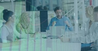 Ofiste toplanan çeşitli iş adamlarının finansal veri işleme animasyonları. Küresel iş, finans ve dijital arayüz kavramı dijital olarak oluşturulmuş video.