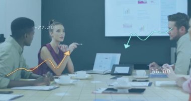 Ofiste toplanan çeşitli iş adamlarının finansal veri işleme animasyonları. Küresel iş, finans ve dijital arayüz kavramı dijital olarak oluşturulmuş video.