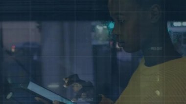 Akıllı telefon kullanan Afro-Amerikan iş kadınının veri işleme animasyonu. Küresel iş ve dijital arayüz kavramı dijital olarak oluşturulmuş video.