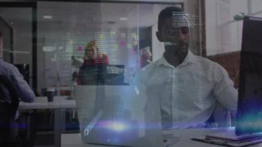 Ofiste çalışan çeşitli iş adamları üzerinde veri işleme animasyonu. Küresel iş, finans, bilgisayar ve veri işleme kavramı dijital olarak oluşturulmuş video.