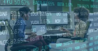 Ofisteki çeşitli iş adamları üzerinde finansal veri işleme animasyonu. Küresel iş, finans, bilgisayar ve veri işleme kavramı dijital olarak oluşturulmuş video.