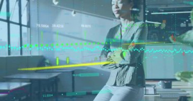 Ofiste çalışan Afrikalı Amerikalı iş kadınının finansal veri işleme animasyonu. Küresel iş, finans ve dijital arayüz kavramı dijital olarak oluşturulmuş video.