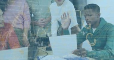 Ofiste toplanan çeşitli iş adamlarının finansal veri işleme animasyonları. Küresel iş, finans ve dijital arayüz kavramı dijital olarak oluşturulmuş video.