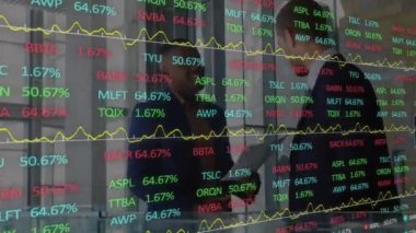 Ofisteki çeşitli iş adamları üzerinde finansal veri işleme animasyonu. Küresel iş, finans, bilgisayar ve veri işleme kavramı dijital olarak oluşturulmuş video.