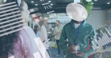 Ofisteki çeşitli iş adamları üzerinde veri işleme animasyonu. Küresel iş ve dijital arayüz kavramı dijital olarak oluşturulmuş video.