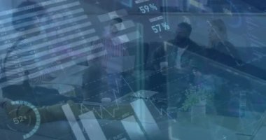 Ofiste toplanan çeşitli iş adamlarının veri işleme animasyonları. Küresel iş, finans ve dijital arayüz kavramı dijital olarak oluşturulmuş video.