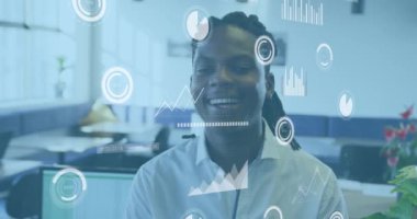 Ofiste çalışan Afrikalı Amerikalı iş kadınının finansal veri işleme animasyonu. Küresel iş, finans ve dijital arayüz kavramı dijital olarak oluşturulmuş video.